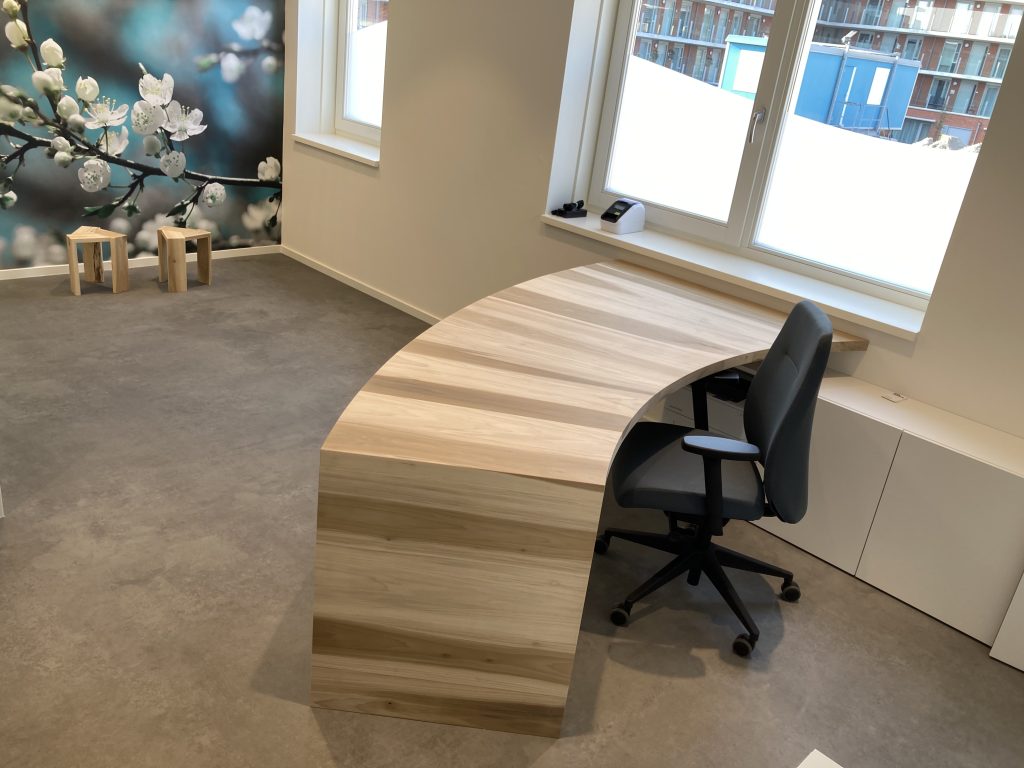 ewaaierd bureau van massief tulpenhout met organisch waaiervormig design