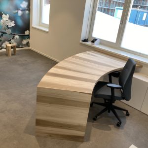 ewaaierd bureau van massief tulpenhout met organisch waaiervormig design