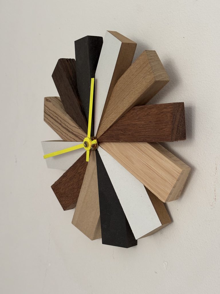 Klok De Radslag van massieve houtsoorten en diverse plaatmaterialen met uniek design