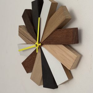 Klok De Radslag van massieve houtsoorten en diverse plaatmaterialen met uniek design