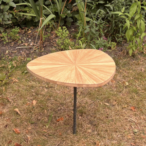 Bamboe tuinbijzettafel met bladvormig tafelblad en poot die in de grond wordt gestoken