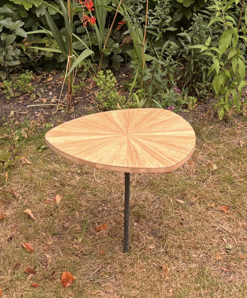 Bamboe tuinbijzettafel met bladvormig tafelblad en poot die in de grond wordt gestoken